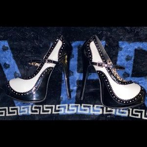 Pinup style saddle stilettos